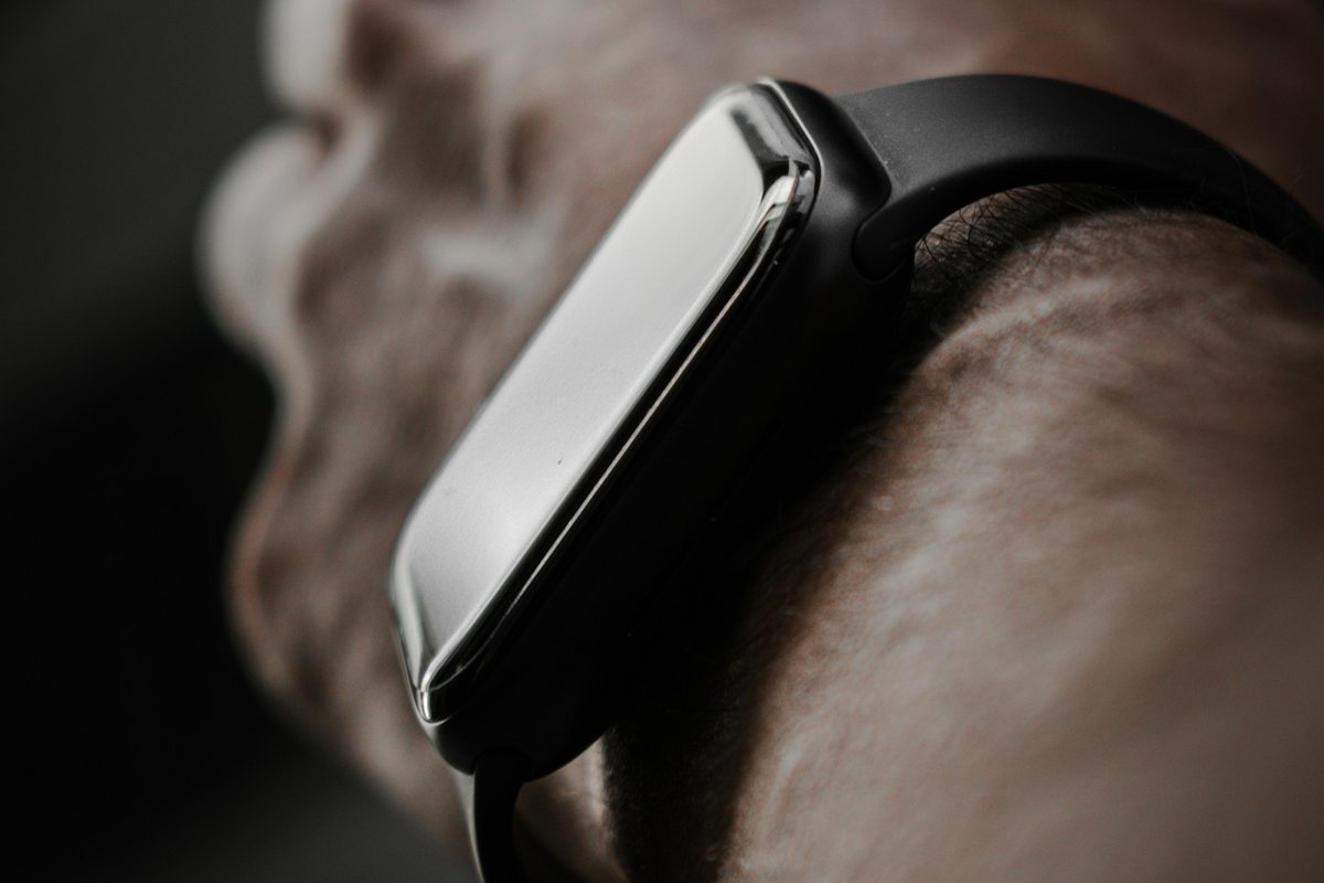 Bracelet connecté porté au poignet, dans la pénombre